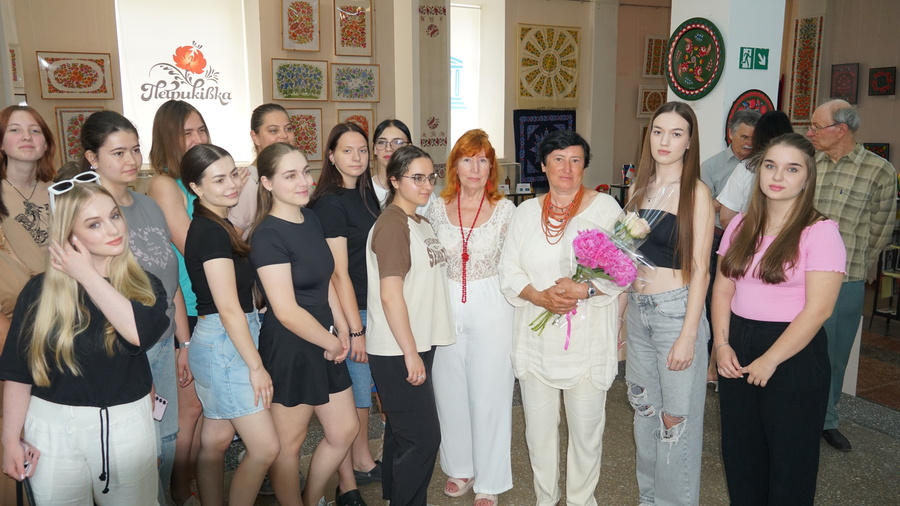 «Скарби Петриківки»: унікальна виставка Наталії Рибак відкрилася в Університеті митної справи та фінансів