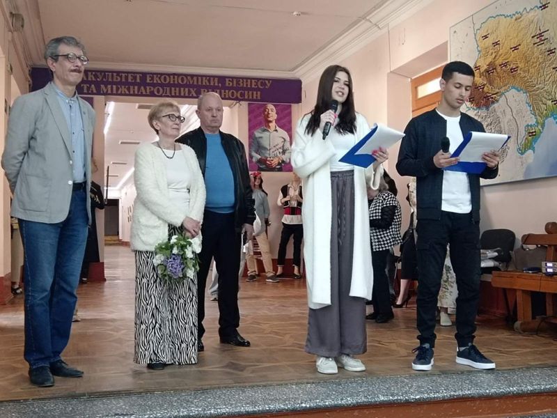 У Дніпрі відкрилася виставка живопису на склі Лариси Сизової-Кротенко: від Парижа до УМСФ